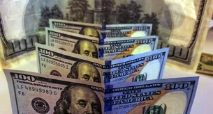 Dólar fecha com alta de 0,51% em dia de baixa liquidez com mercados dos EUA fechados