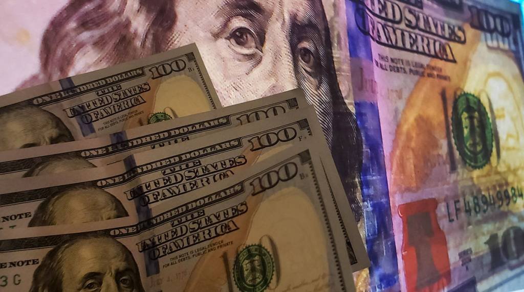 Dólar mais fraco dá impulso às ações de tecnologia do Nasdaq