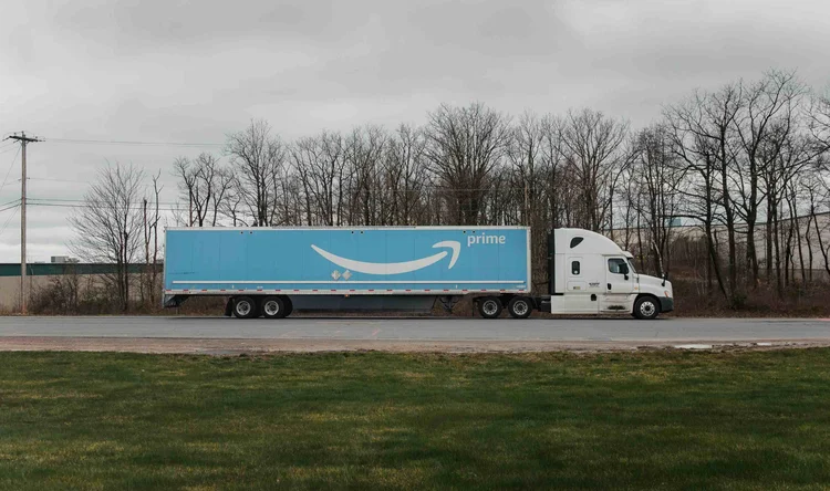 Caminhão da Amazon, a maior varejista do mundo: a concentração dos negócios cresceu significativamente nos últimos anos, trazendo consigo o aumento dos lucros corporativos e uma renda em queda para os trabalhadores (Hannah Yoon/The New York Times)