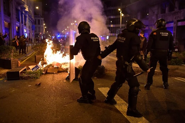 Protesto contra restrição para conter covid tem confronto em Barcelona (Pau BARRENA/AFP)