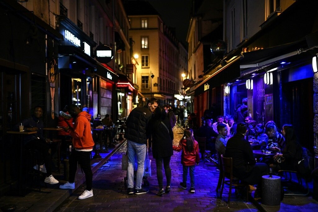 Após novo surto de covid-19, Paris se prepara para fechar bares