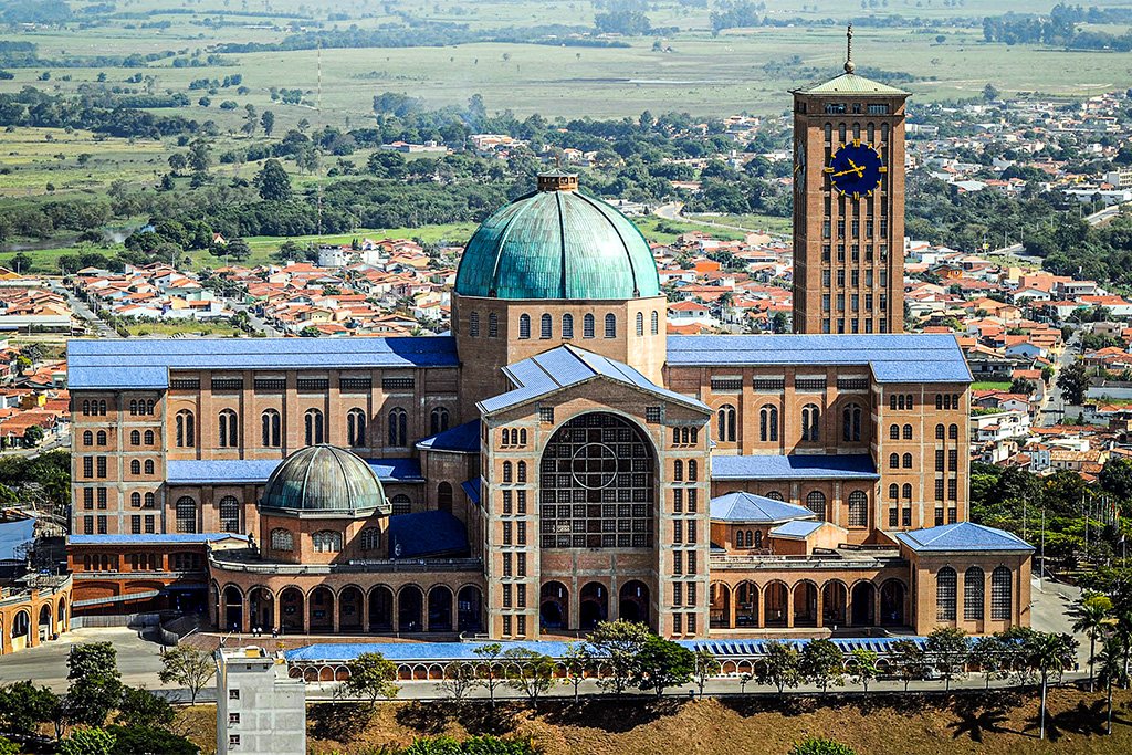 Comércio religioso sofre sem turistas em Aparecida