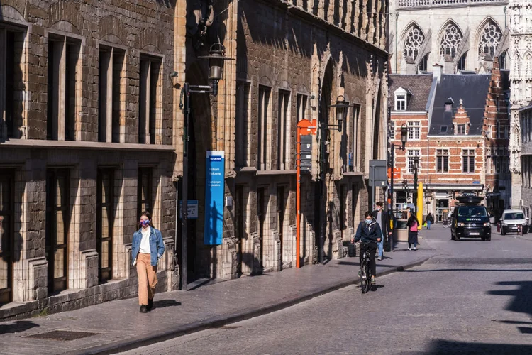 Pedestres perto de universidade na Bélgica: regiões do país têm pior situação da Europa contra o coronavírus, diz ministro (Geert Vanden Wijngaert/Bloomberg/Getty Images)