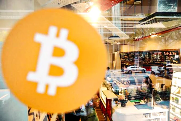 CAFÉ ACEITA BITCOIN EM SINGAPURA: o bitcoin, sozinho, tem 196 bilhões de dólares de capitalização, cerca de 35% do mercado de criptomoedas (Edgar Su/Reuters)