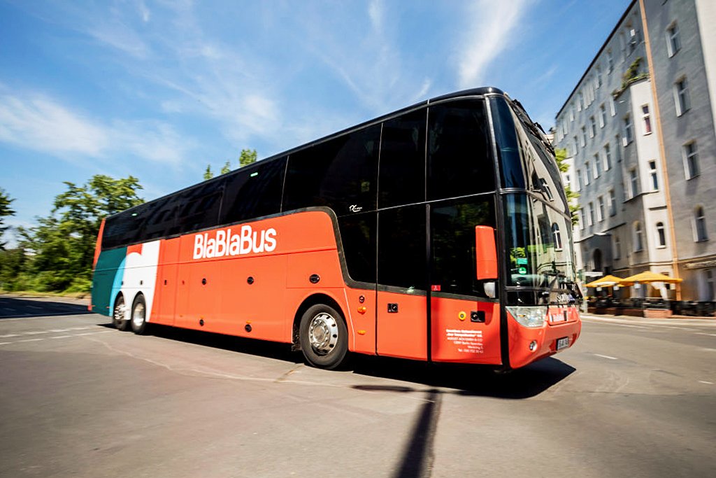 Ônibus do serviço BlaBlaBus, da BlaBlaCar, na Europa: a empresa tem diversificado os negócios de transporte para crescer (Christoph Soeder/picture alliance/Getty Images)