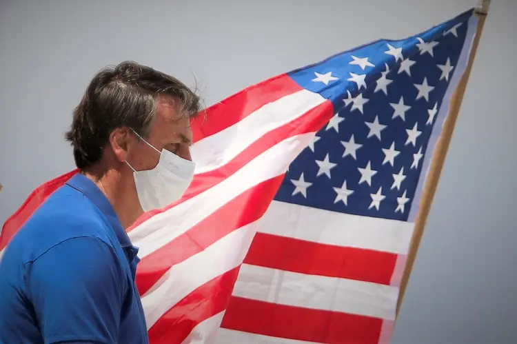 Presidente Jair Bolsonaro ao lado de bandeira americana em Brasília: relação entre Trump e o presidente brasileiro gerou críticas de membros do novo gabinete de Biden (Adriano Machado/Reuters)