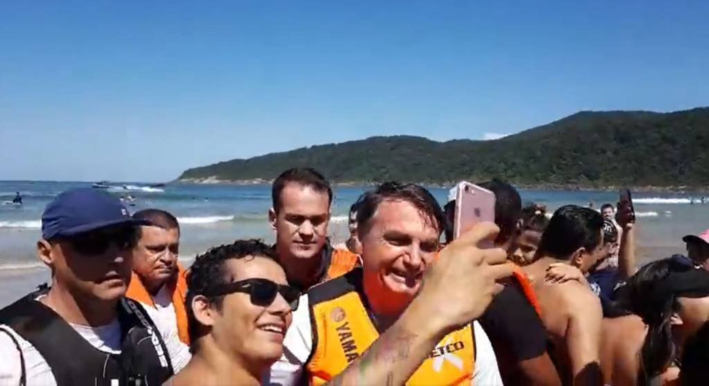 No Guarujá, Bolsonaro posa com aglomeração de apoiadores