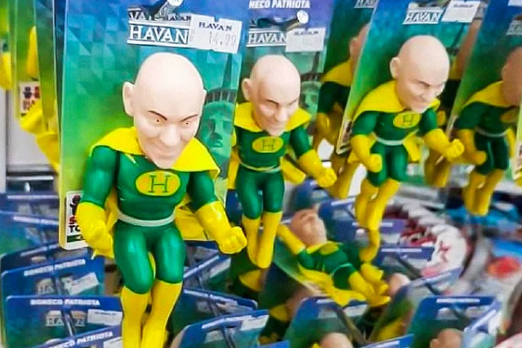 Boneco de Luciano Hang é vendido nas Lojas Havan (//Reprodução)