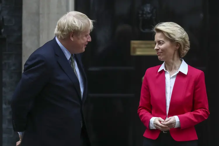 O primeiro-ministro britânico, Boris Johnson, e a presidente da Comissão Europeia, Ursula von der Leyen: os dois lados relutam em fazer concessões (Dawson/Bloomberg)