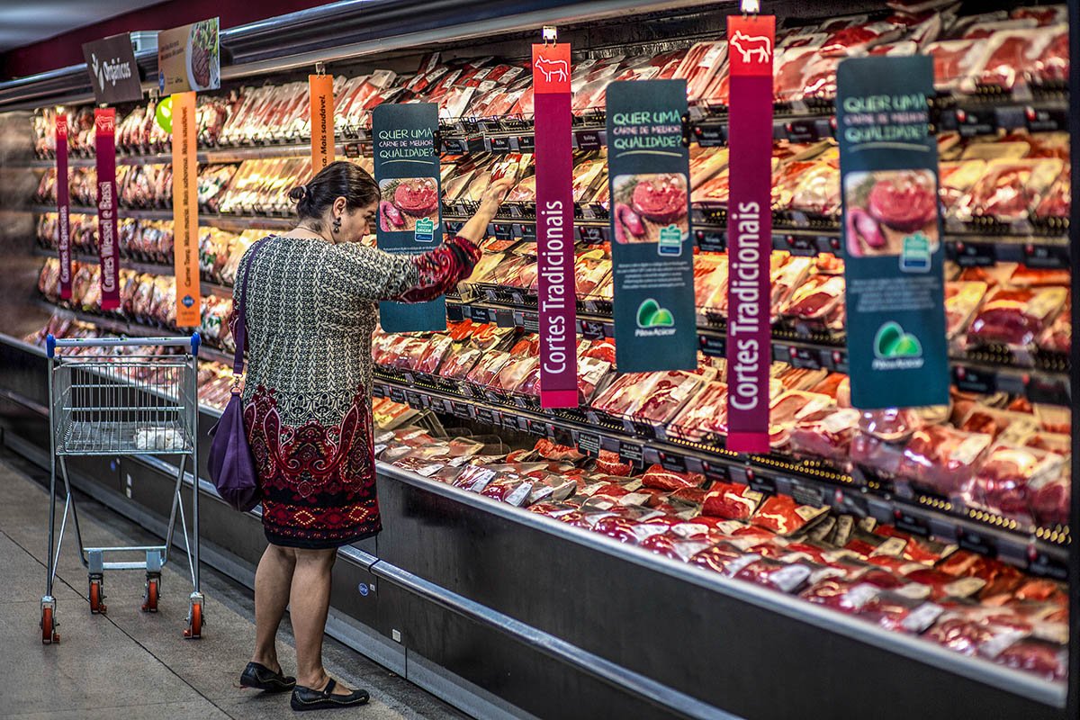 Mais pobres sentem a inflação nos alimentos, e ricos nos combustíveis