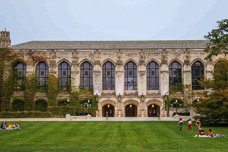 Fachada do campus da Northwestern University, nos Estados Unidos: mais tempo para acadêmicas apresentarem seus projetos de pesquisa em virtude do acúmulo de afazeres domésticos por causa da pandemia (Olivia Obineme/The New York Times)