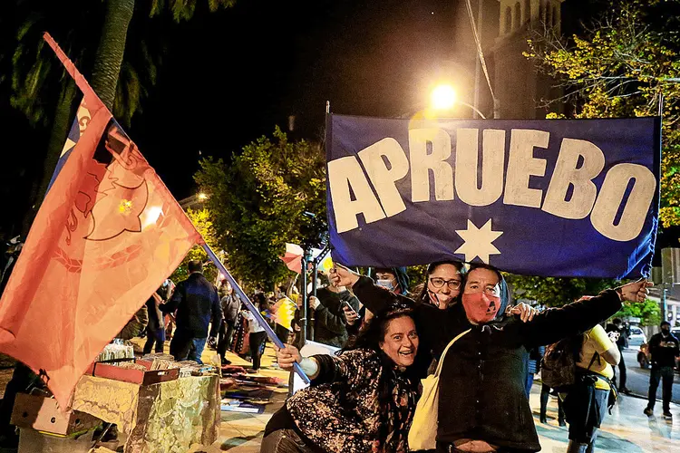 Chilenos após votação sobre nova constituinte: de maneira esmagadora, 78,28% dos mais de 7,5 milhões de votos registrados foram favoráveis à opção "Aprovo" da mudança da Carta Magna (Rodrigo Garrido/Reuters)