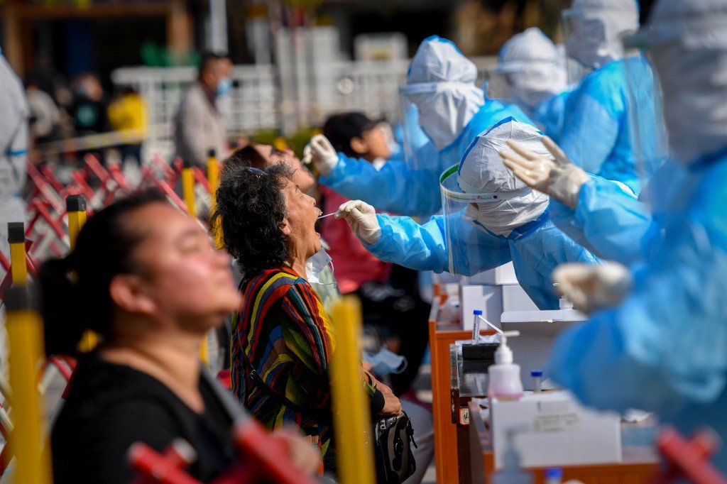 Cidade na China realiza três milhões de testes de covid-19 em dois dias