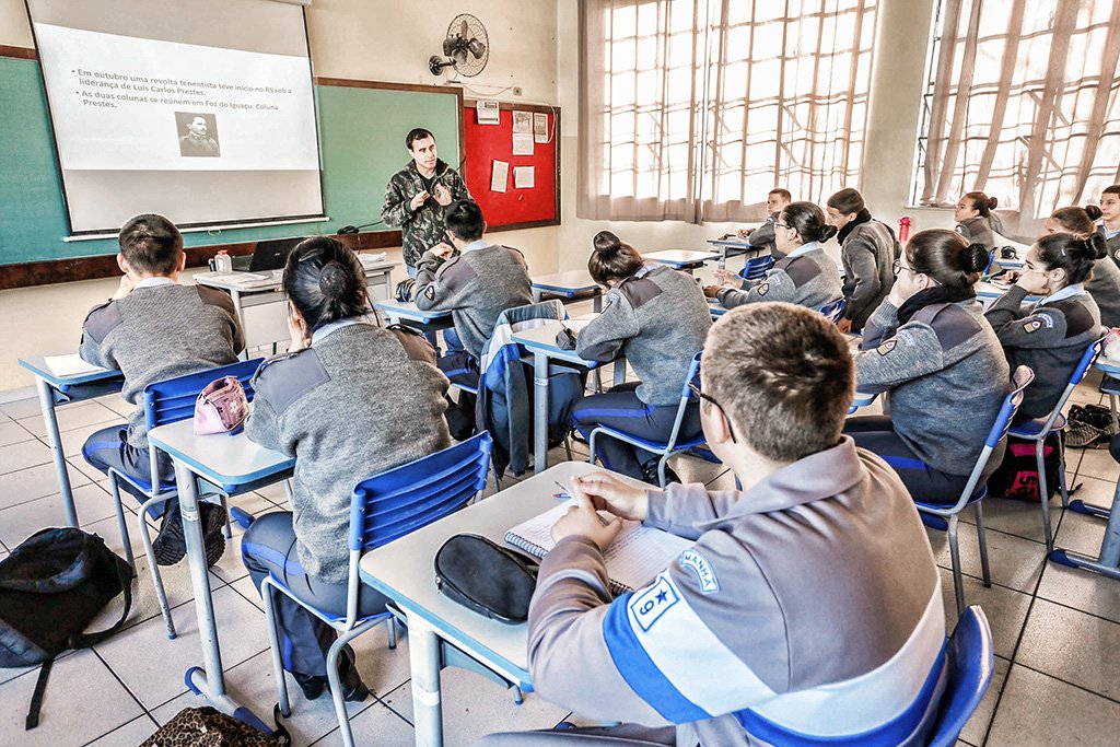 Mais de 200 escolas do Paraná serão transformadas em cívico-militares