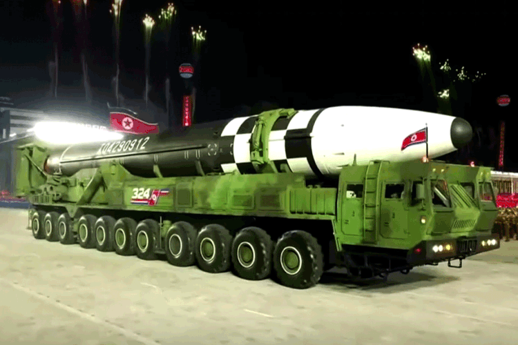 Míssil: lançamento aconteceu durante o desfile militar que comemorou os 75 anos da fundação do Partido dos Trabalhadores da Coreia, que comanda o país (Reuters/Reprodução)