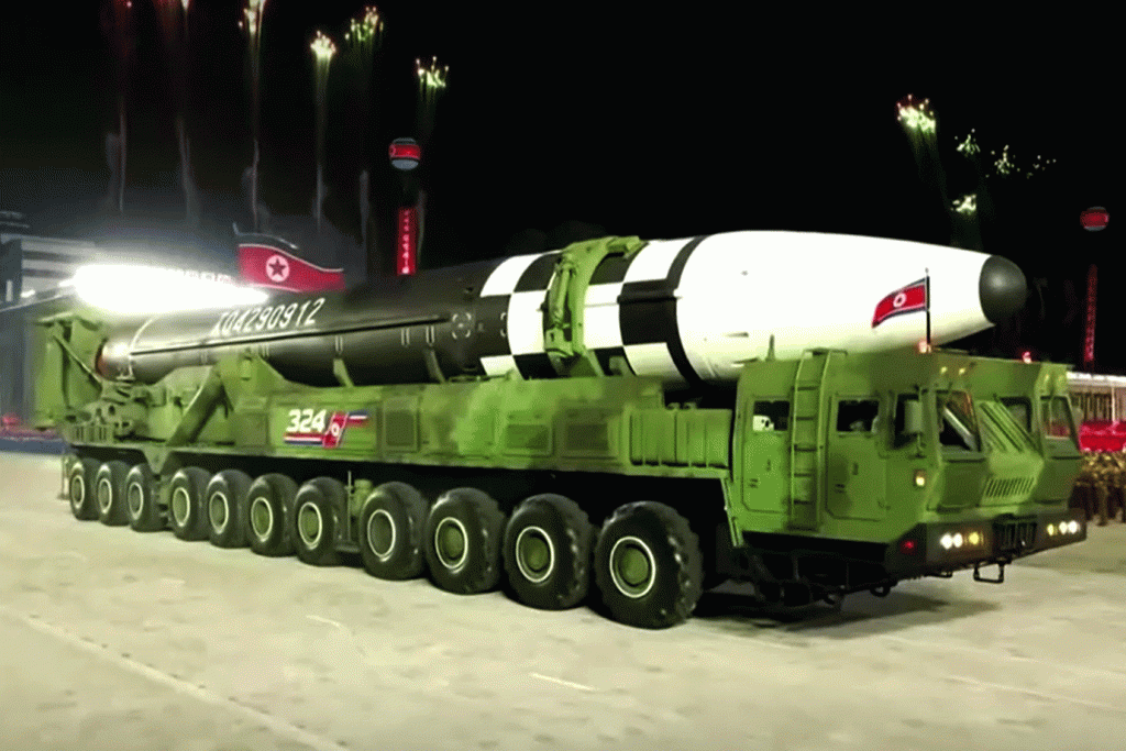 Coreia do Norte apresenta novo míssil intercontinental em desfile militar