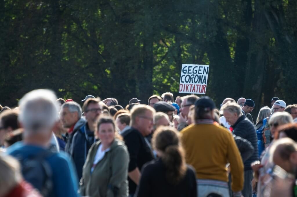 "Anti-máscaras" protestam contra restrições na Alemanha