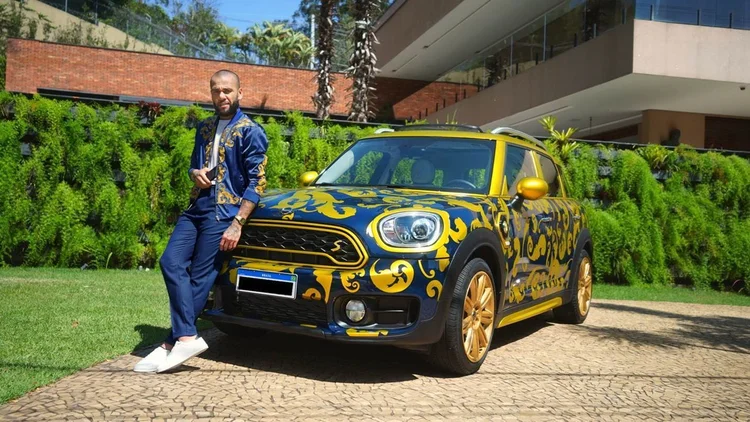 Mini Cooper de Daniel Alves é vendido no Mercado Livre em ação de marketing (Mercado Livre/Divulgação)