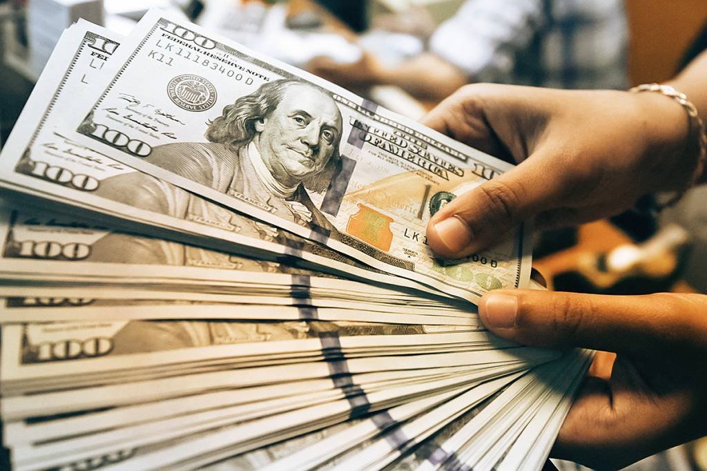 Dólares: moeda americana fecha 2021 cotada a 5,576 reais | Foto: Antara Foto/Hafidz Mubarak/ Reuters (Antara Foto/Hafidz Mubarak/Reuters)