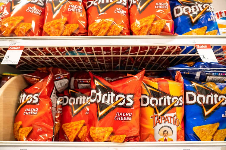 Doritos em prateleira de varejista (SOPA Images / Colaborador/Getty Images)