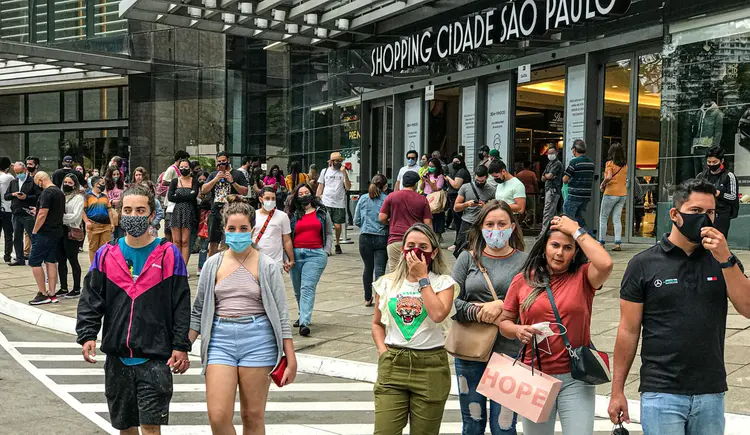 Avenida Paulista, em São Paulo, durante a pandemia: aglomerações no fim do ano ajudaram a aumentar transmissão da covid-19 no Brasil (Roberto Parizotti/Fotos Públicas)