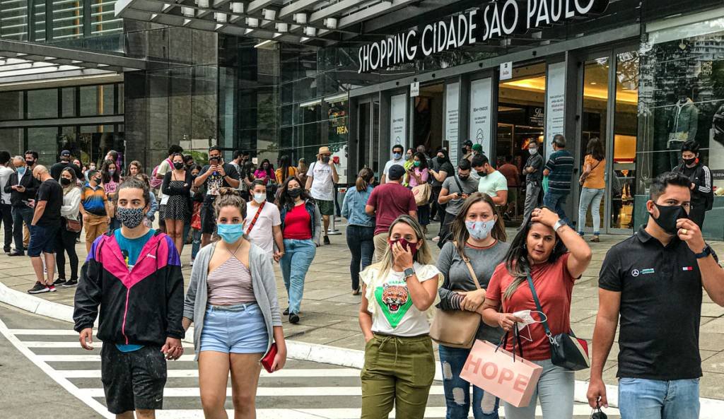 Movimentação na avenida Paulista: a volta à rotina presencial foi mais rápida no Brasil, segundo números de deslocamento (Roberto Parizotti/Fotos Públicas)