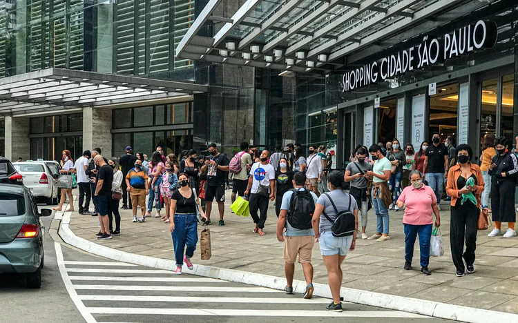 Movimento em frente a shopping center de São Paulo (Roberto Parizotti/Fotos Públicas)