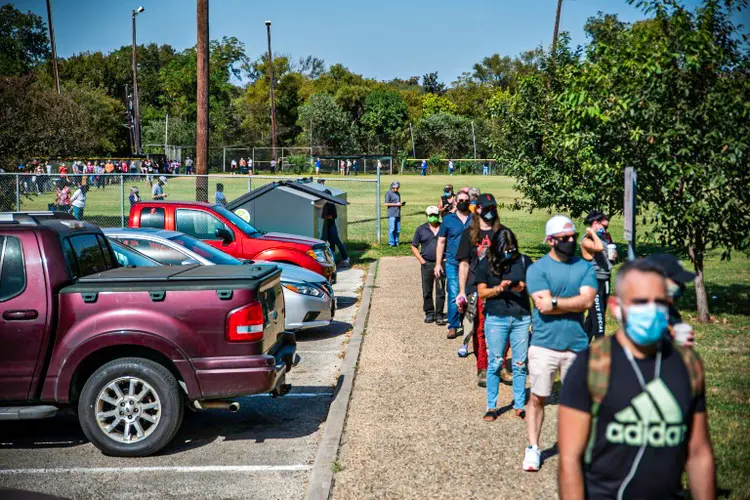 Fila de votação em Austin, no Texas: estado foi um dos que não flexibilizaram a legislação em 2020 para facilitar a votação à distância (AFP/AFP)