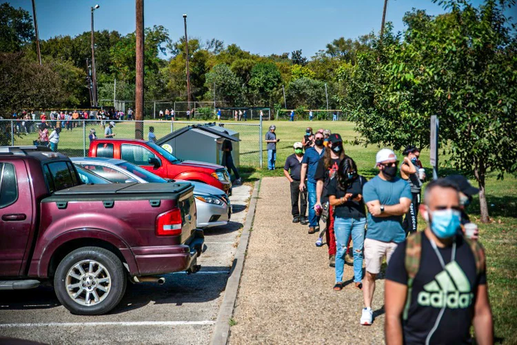 Fila de votação em Austin, no Texas: estado foi um dos que não flexibilizaram a legislação em 2020 para facilitar a votação à distância (AFP/AFP)