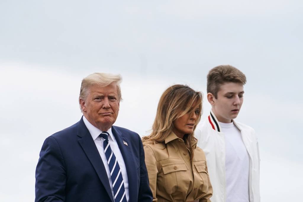 Presidente dos EUA, Donald Trump, ao lado da esposa, Melania, e do filho Barron (Sarah Silbiger/Reuters)