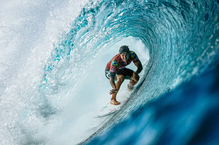 Medina: O tricampeonato permite que Gabriel Medina se sente na mesma mesa em que outras três lendas do esporte (Sloane/WSL/Divulgação)