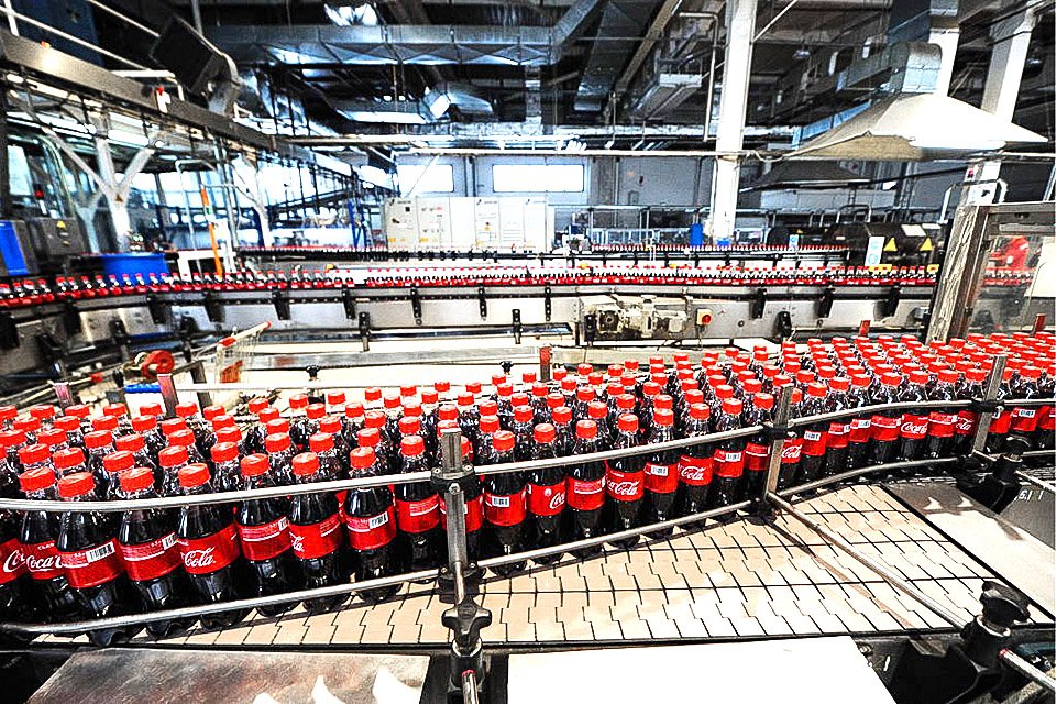 Fábrica de Coca-Cola: empresa está com vagas abertas  (Kirill KukhmarTASS/Getty Images)