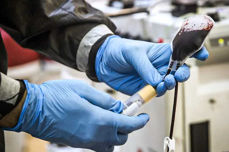 Transfusão de plasma: tratamento tem sido utilizado em pacientes com o novo coronavírus (Anadolu Agency/Getty Images)