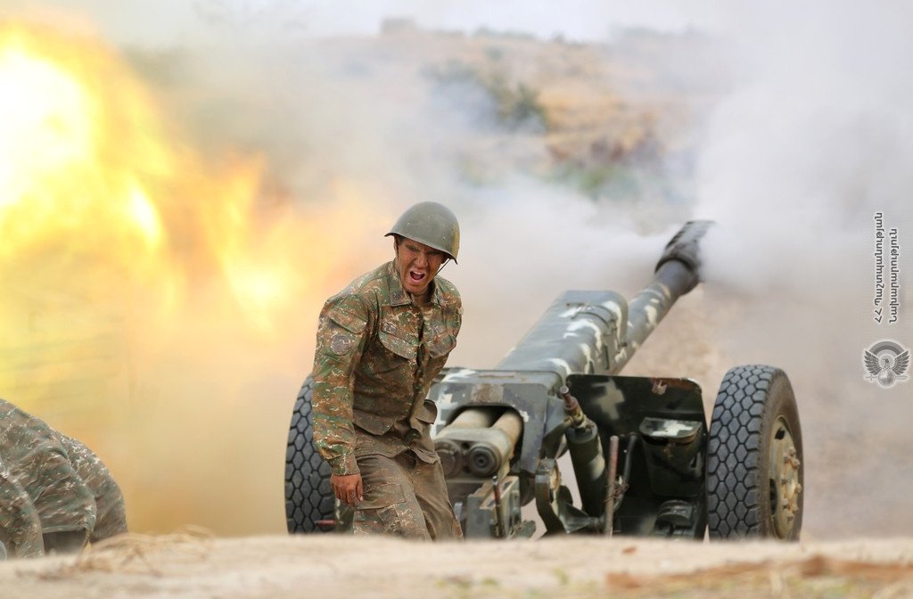 Soldado armênio dispara contra tropas do Azerbaijão na guerra entre dois países (Ministério da Defesa da Armênia/via REUTERS/Divulgação)