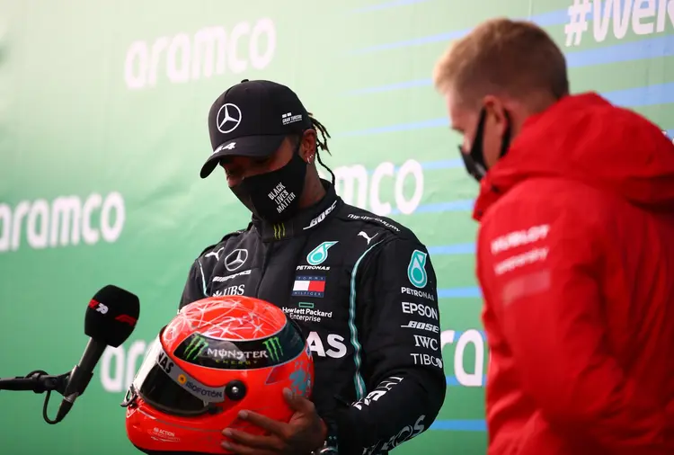 Presente: após a vitória, filho de Schumacher deu uma réplica de um capacete de seu pai ao piloto inglês (Bryn Lennon/Reuters)
