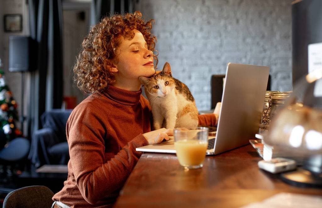 Home office: redução de custos e melhor equilíbrio entre vida pessoal e profissional dos funcionários (sanjeri/Getty Images)