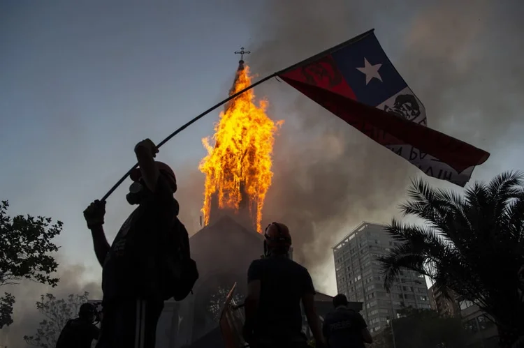 Chile: grupo de manifestantes colocou fogo em duas igrejas de Santiago (MARTIN BERNETTI/AFP)