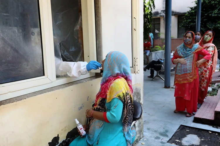 Mulher é passa pelo teste de covid-19 em Nova Delhi, Índia, na terça-feira, 8 de setembro de 2020.  (T. Narayan/Bloomberg)