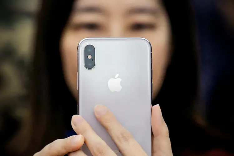 iPhone: o aparelho da Apple ganhará novas versões em evento desta terça-feira, 13 (Thomas Peter/Reuters)