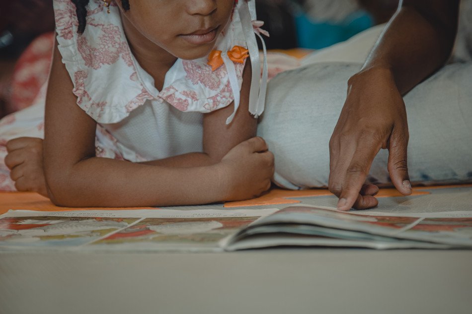 Itaú começa a distribuição de livros gratuitos do Leia Para uma Criança