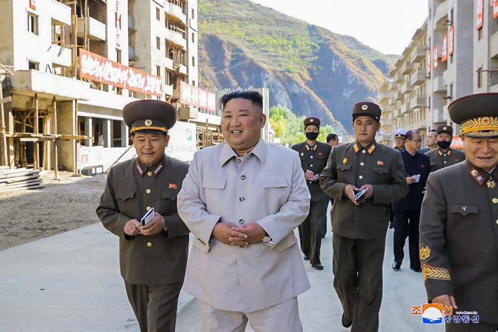 Kim Jong-un promete construir milhares de casas após passagem de tufão