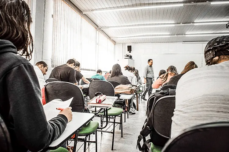 Pé-de-Meia: Ministério da Educação iniciou, no final de março, o pagamento do primeiro incentivo financeiro-educacional do  programa (Germano Lüders/Exame)