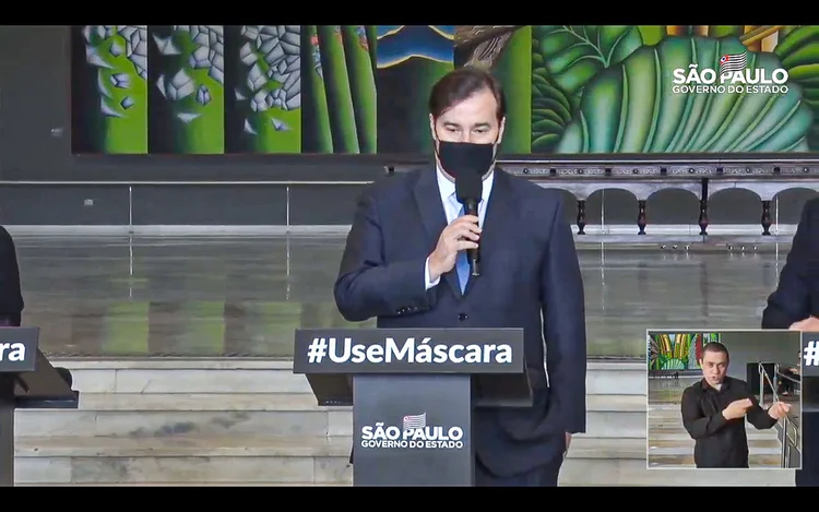 O presidente da Câmara, Rodrigo Maia, participa de coletiva no Palácio dos Bandeirantes, em São Paulo: "Tenho certeza que o presidente da República vai ouvir nossos apelos, e nós não vamos precisar de outro caminho que não seja o bom diálogo" (Youtube/Reprodução)