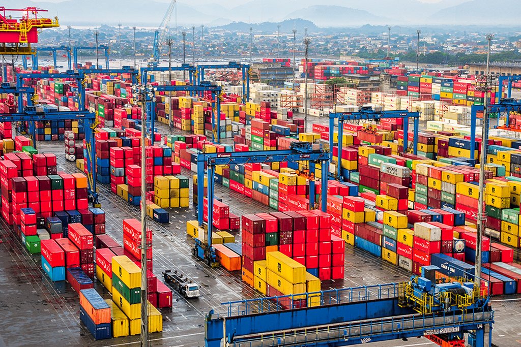 As exportações e importações da China subiram mais do que o esperado em setembro (Germano Lüders/Exame)