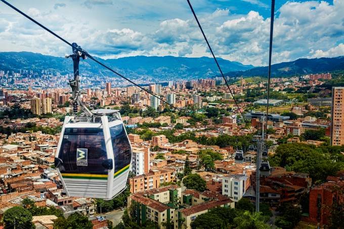 Vista aérea de Medellín, na Colômbia: Extraordinária força de reerguer uma cidade assolada por uma situação de violência que destruiu seu tecido social (Javier Larrea/Getty Images)