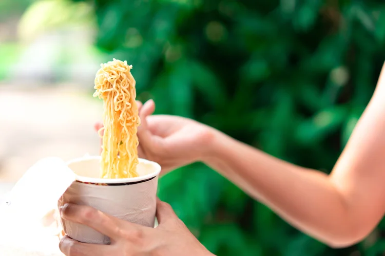 Nissin lança campanha Cup Noodles é MUITO melhor do que miojo  (Suphansa Subruayying/Getty Images)