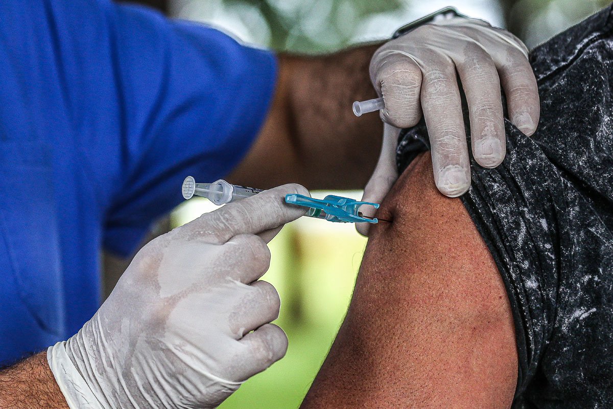 São Paulo vacina maiores de 80 anos contra gripe neste domingo
