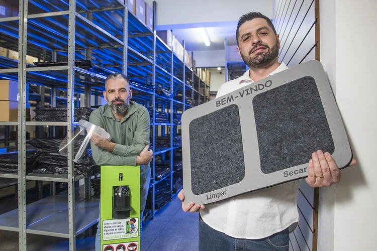 Adriano e Alexandre Salvador, irmãos e proprietários da Neo Soul: empresa que fabricava peças para ambientação de lojas passou a produzir totens de álcool gel e máscaras de proteção (Ricardo Matsukawa/Jornal de Negócios do Sebrae/SP)