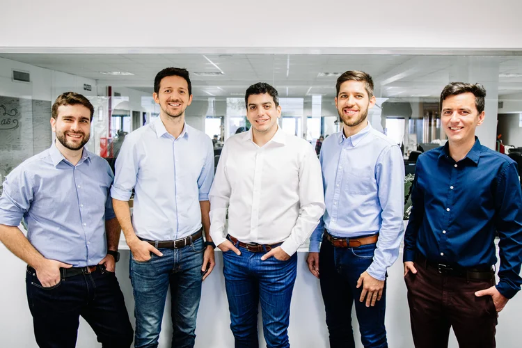Luiz Piovesana (CMO), Nicolás Loretti (COO), Santiago Sosa (CEO e cofundador), Alejandro Vázquez (CCO e cofundador) e Martín Palombo (CPO e cofundador), diretores da Nuvemshop (Nuvemshop/Divulgação)