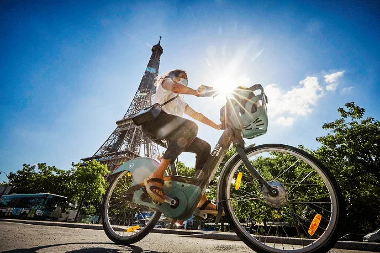 Mulher andando de bicicleta em Paris, na França (Kiran Ridley/Getty Images)